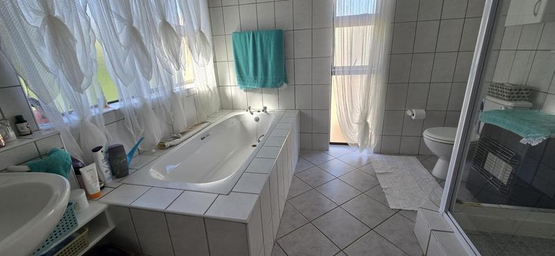 4 Bedroom Property for Sale in Glentana Western Cape